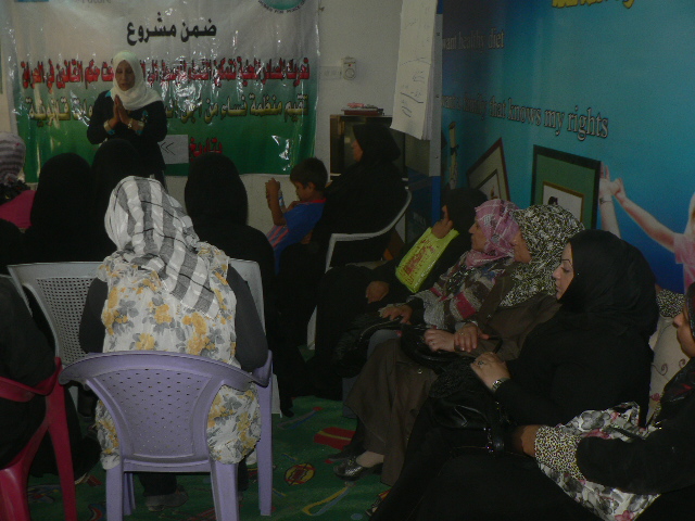 Read more about the article النشاط الثامن,اقامت منظمة نساء من اجل السلام بمركزها في الكرادة ورشة عمل لمستفيداتها من النساء البسيطات حول قانون الاحوال الشخصية بتاريخ 22/5/2012 للقانونية امل حسين