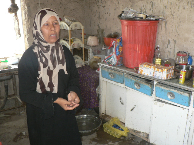 Read more about the article في زيارة ميدانية لاحدى بيوت مستفيداتنا التي تعيش في بيت بسيط والذي  يفتقر لابسط وسائل العيش المريح بيت لم تتوفر فية ابسط امور الحمايه وهو سياج البيت حيث ساهم اهل المنطقة في بناء جزء من سياج البيت والمرافق  الصحية